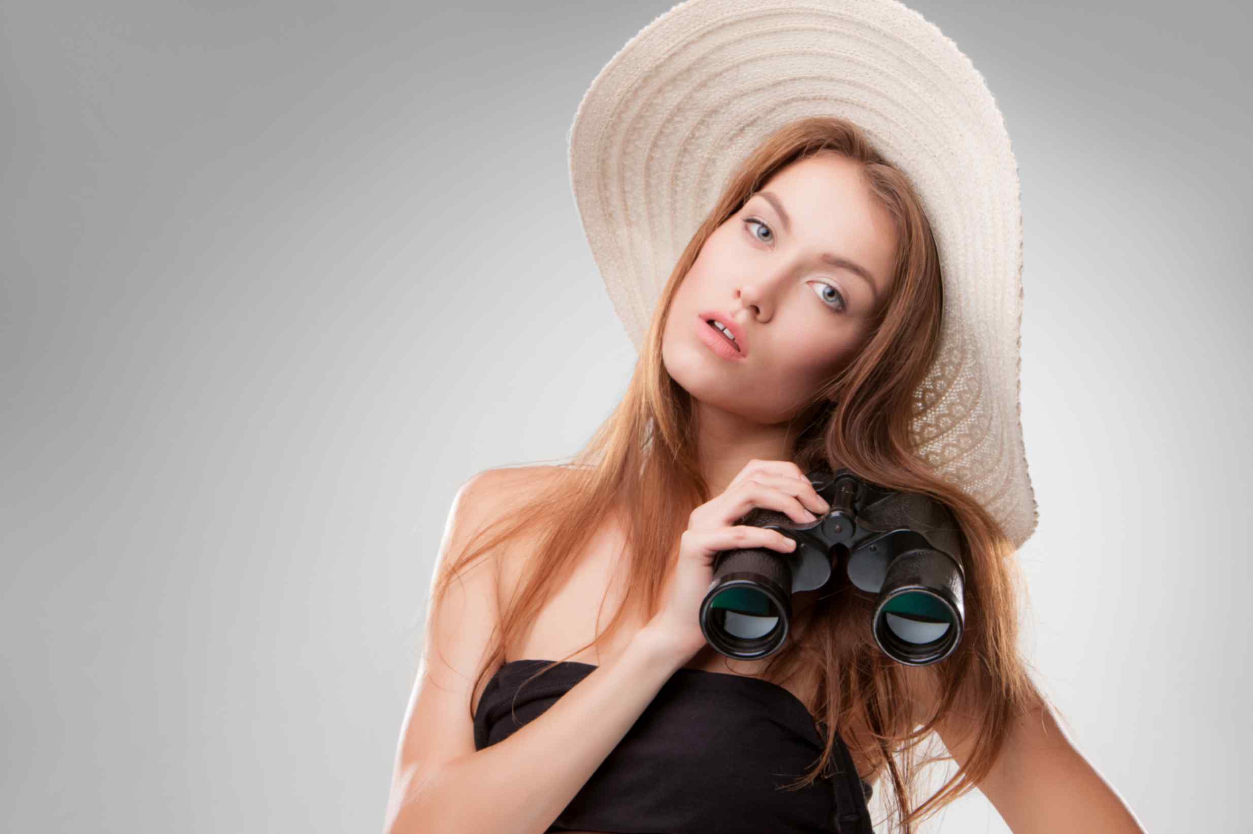 Model with binoculars